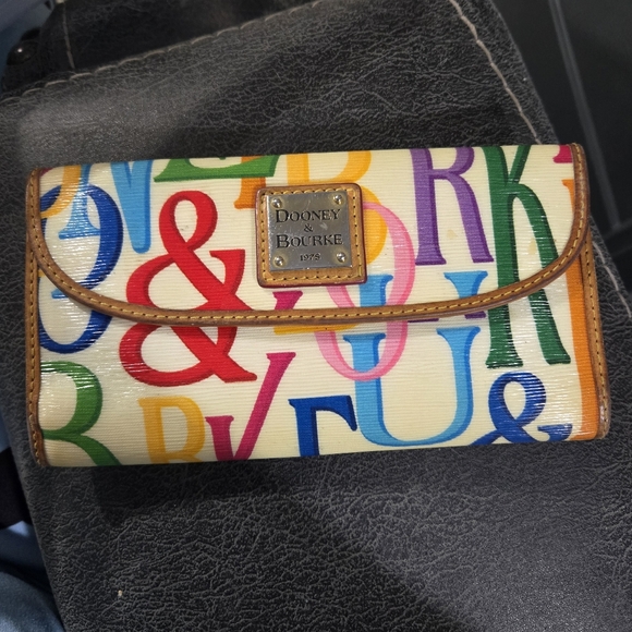 Dooney & Bourke Handbags - DOONEY & BOURKE 🩷 RETRO 🧡 GRAFICA CLUTCH WALLET. 9